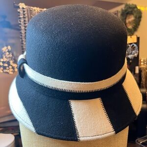 Liz Claiborne Black and Cream Accessory